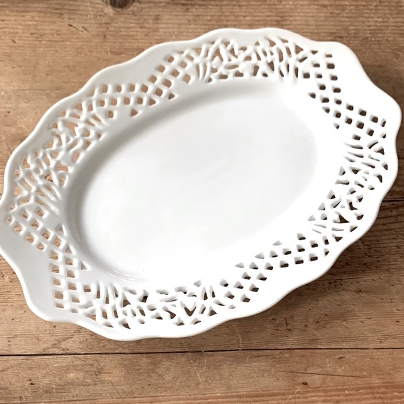 Pretty  White Porcelain Lacy Scalloped rim oval plate - Picture 1 of 6